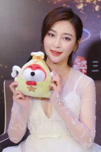 甘婷婷穿深V礼服露深沟出席时尚盛典