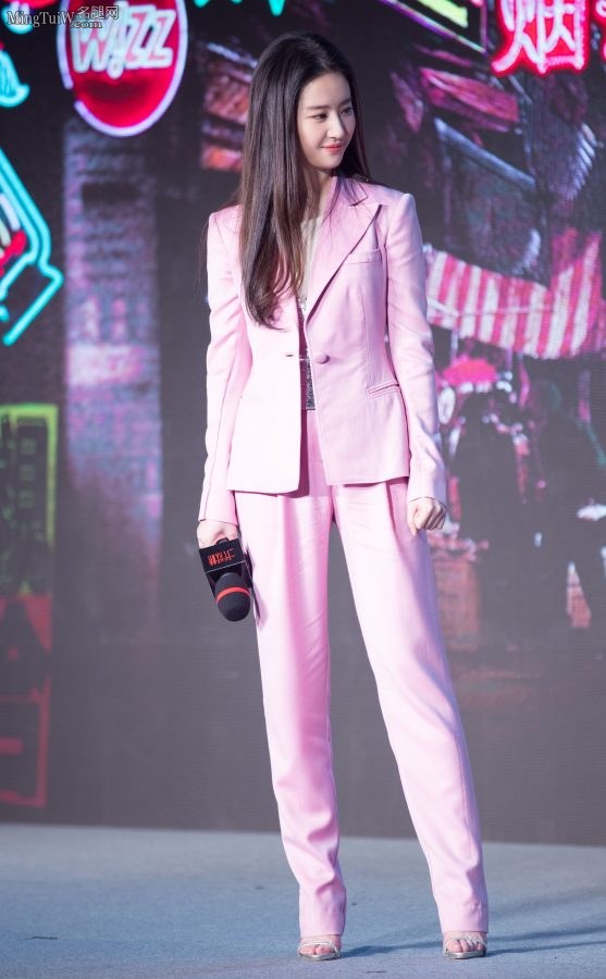 神仙姐姐刘亦菲穿粉色西装配银色细高跟鞋（第6张/共9张）