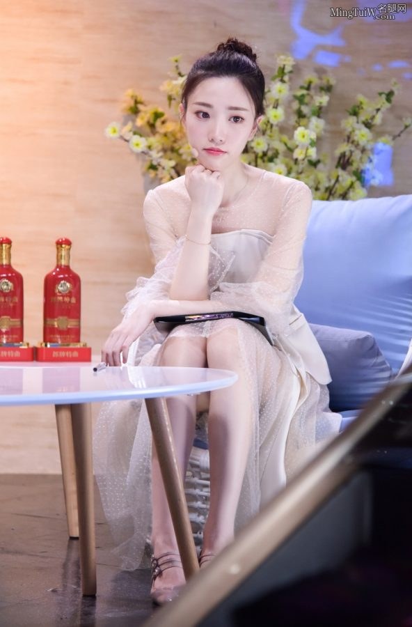 张纯烨又穿了这双淑女高跟鞋(2/3)