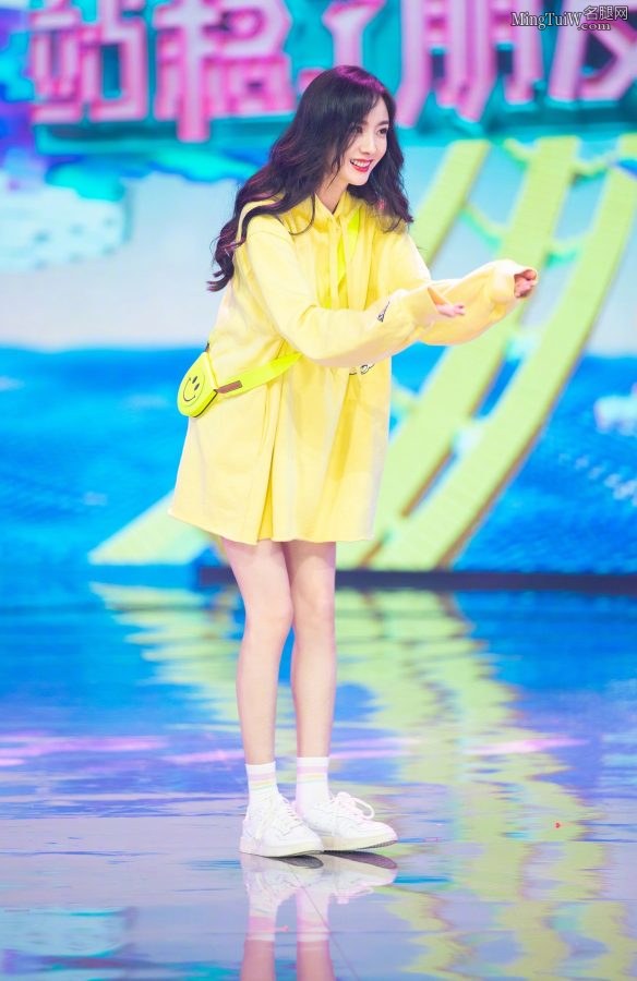快乐大本营少女感十足的少妇杨幂秀靓腿(1/4)