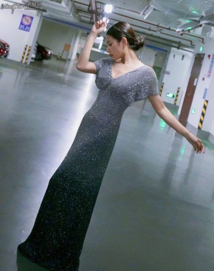 伊一下班回家在车库尽情展示美背细腰翘臀(3/7)
