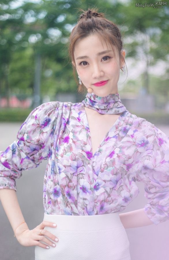 《新相亲大会》女主持人张纯烨人美腿更美(5/9)
