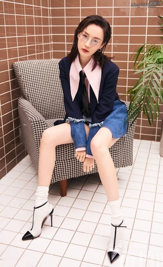 清新美少女李一桐文艺复古美腿写真(1/4)