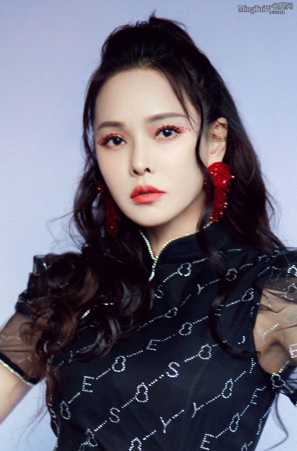 伊能静穿黑纱旗袍内的美腿(2/6)