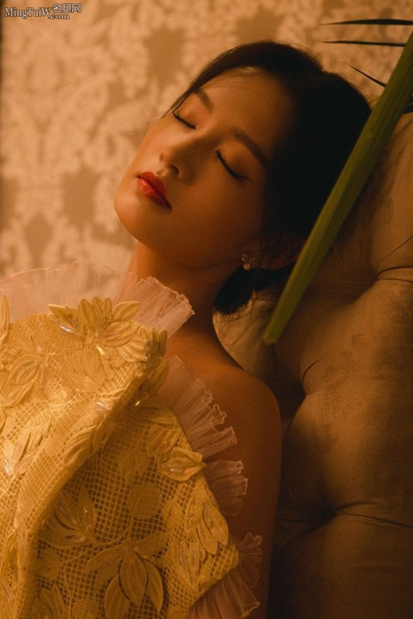 李沁身穿露背裙秀美腿 拍写真照片充满高级感(4/8)