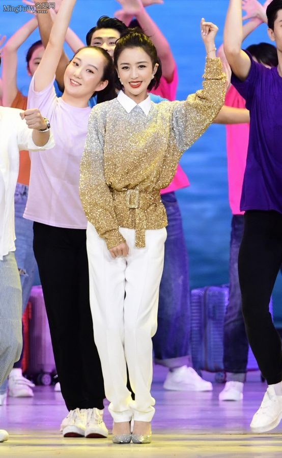 佟丽娅穿高跟鞋上台表演 鞋跟又细又高(8/9)