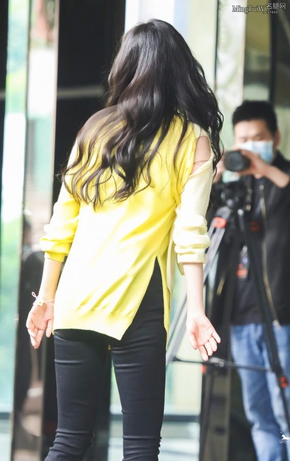 小姐姐杨幂紧身裤子包裹的少女腿有人喜欢吗?(10/11)