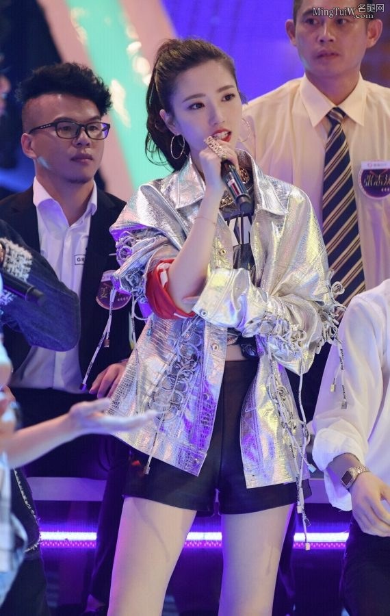 张纯烨穿运动筒袜边唱边跳 这是什么神仙腿(2/4)