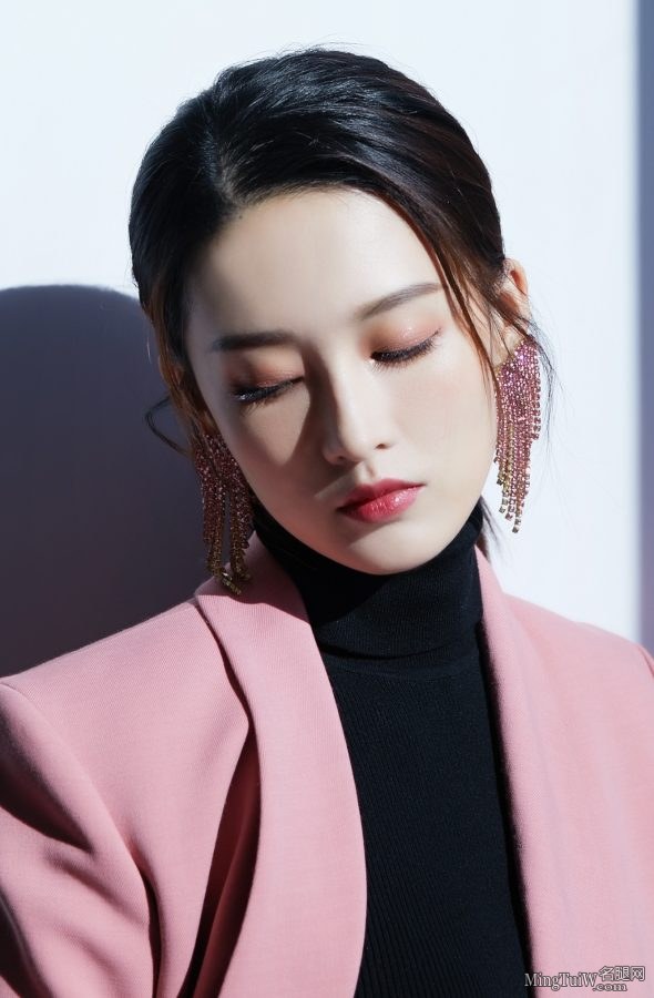 李沁身着粉色西装小黑裙长腿美足惊艳(6/10)