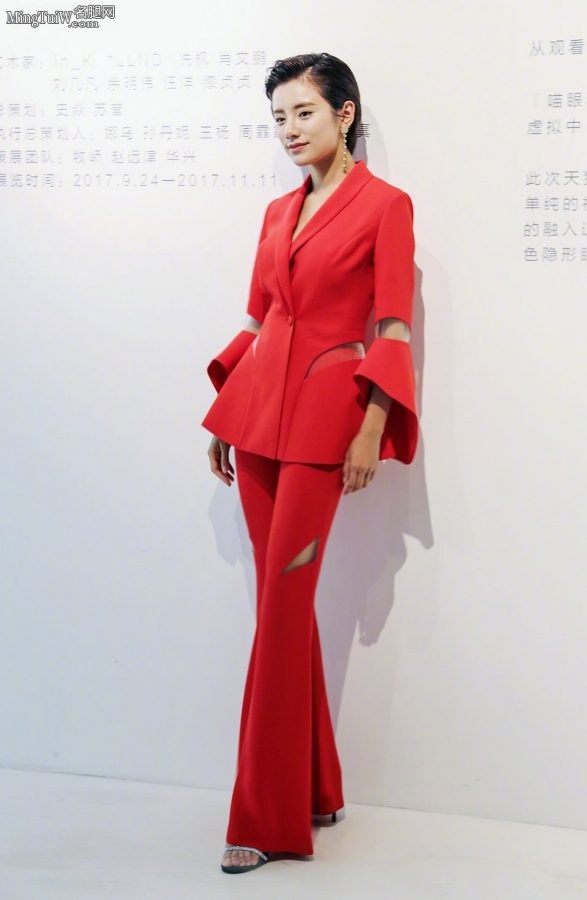 短发美女主持人伊一穿红色西装露脚趾(1/2)