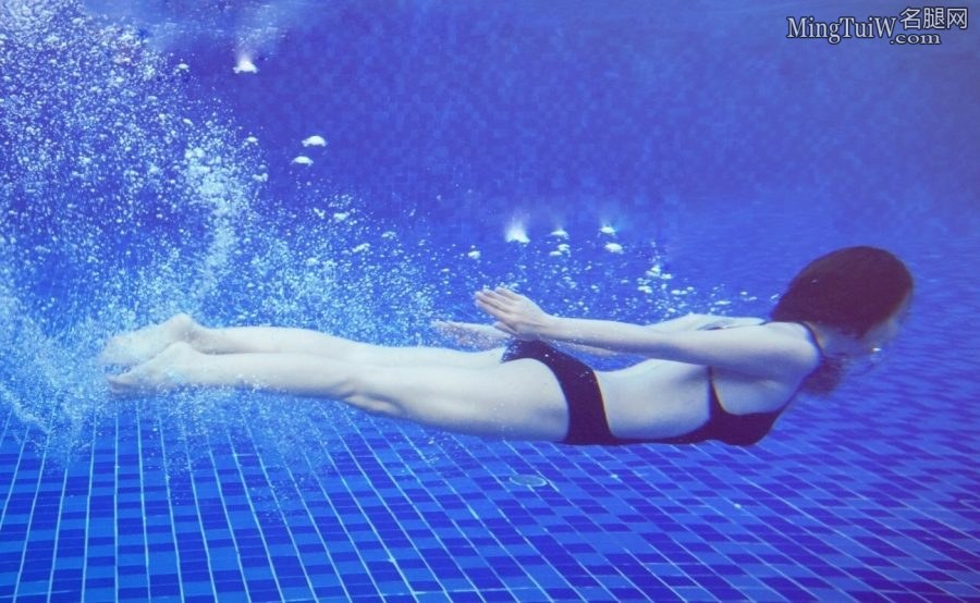 95年女演员左航骨感身材泳装照合集（第9张/共11张）