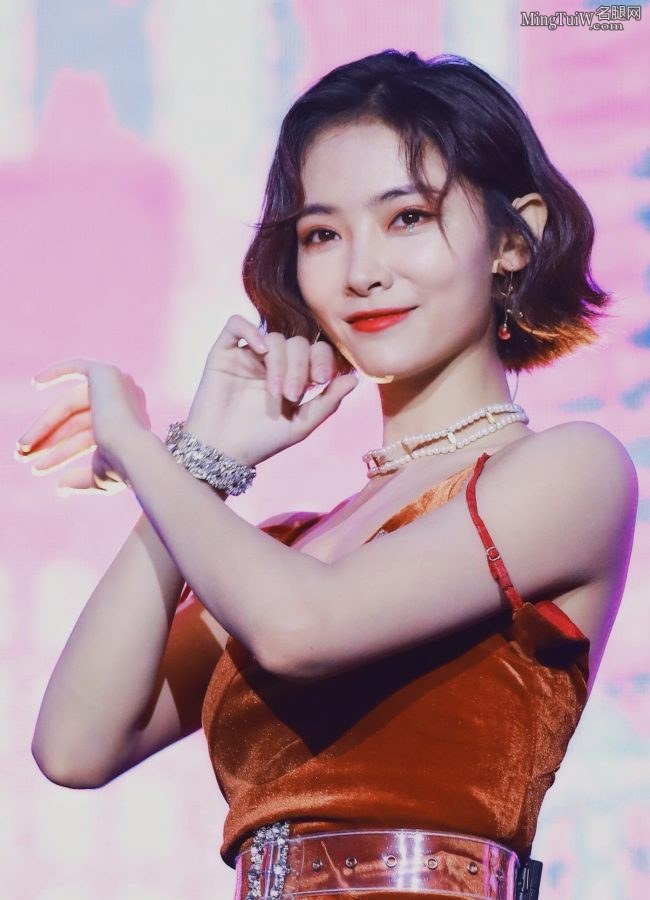 许佳琪一袭性感露背开叉长裙 玉手长腿美背简直完美(4/7)