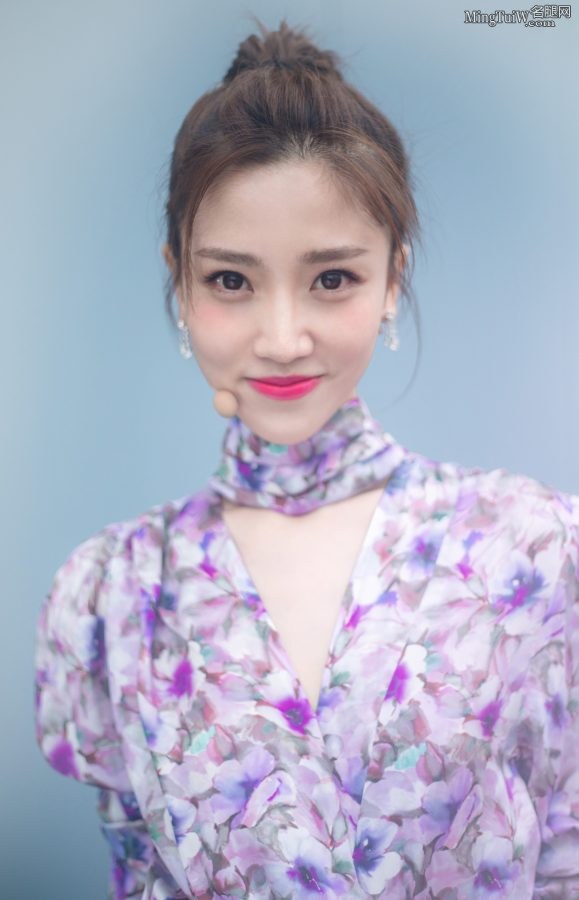 《新相亲大会》女主持人张纯烨人美腿更美(4/9)