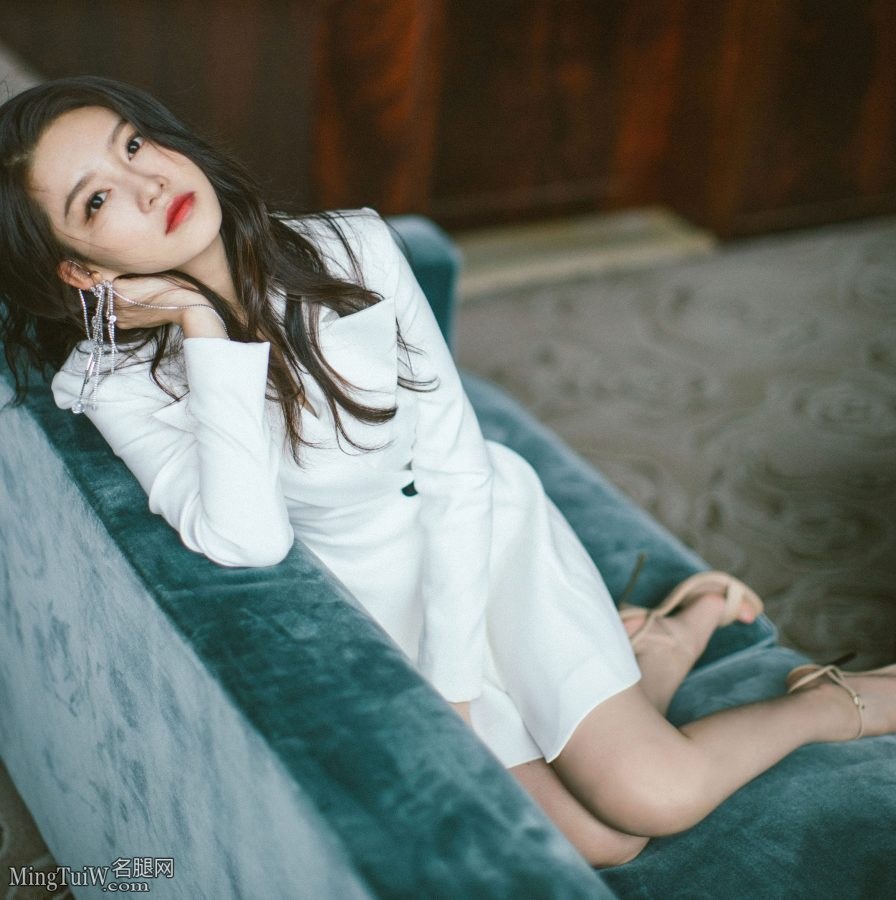 Li Qin's texture photo wearing Cesare Casadei high heels couldn't be more beautiful(5/12)