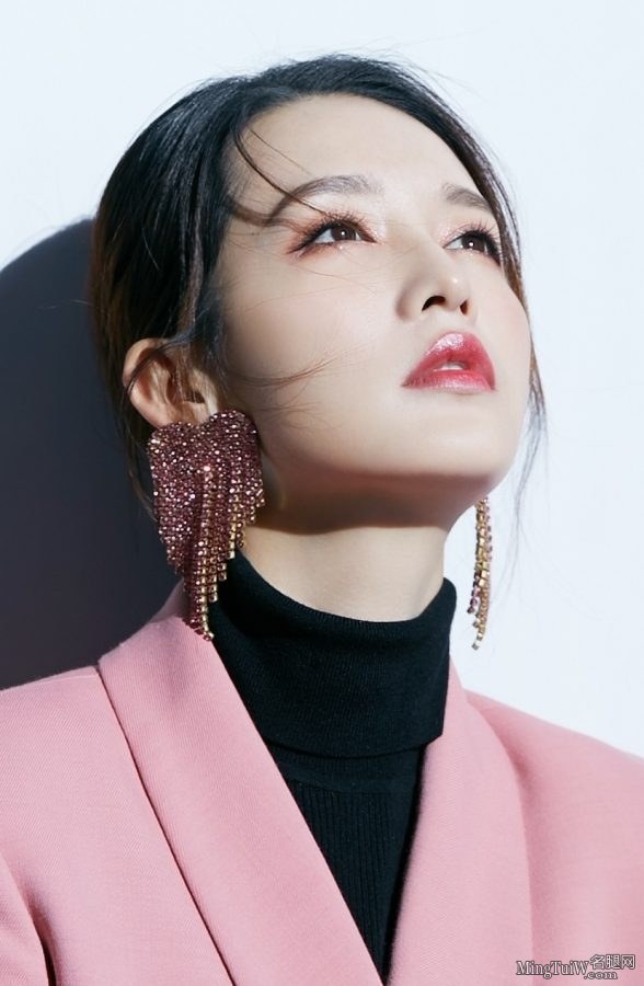 李沁身着粉色西装小黑裙长腿美足惊艳(5/10)