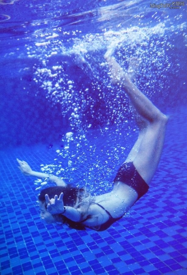 95年女演员左航骨感身材泳装照合集（第8张/共11张）