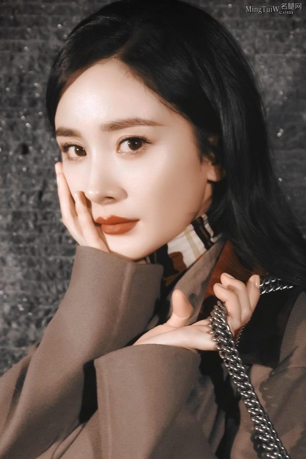 充满高级感的美女杨幂美腿尖头高跟(4/5)