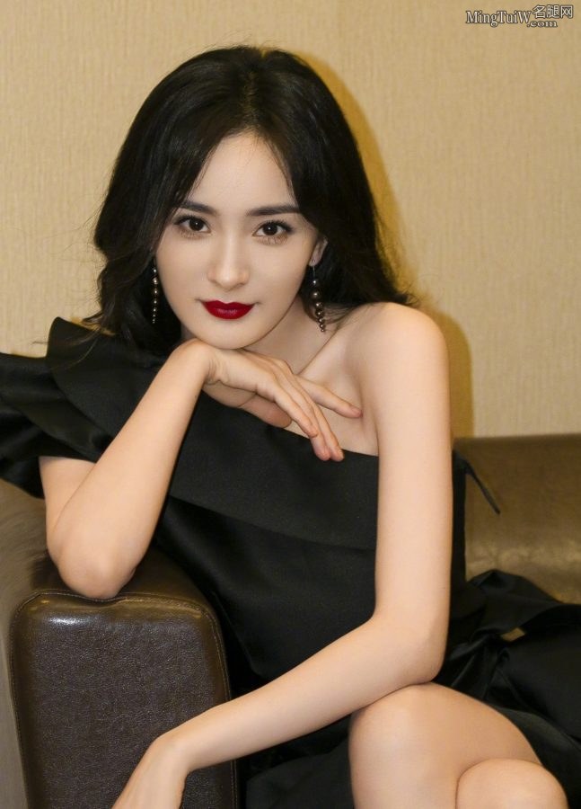 杨幂脚穿性感JC高跟出席第十代索纳塔发布会 上场前坐在沙发里夹腿拍照(6/14)