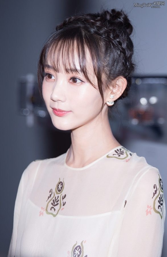 李一桐踩细高跟鞋的玉脚十分骨感(5/5)