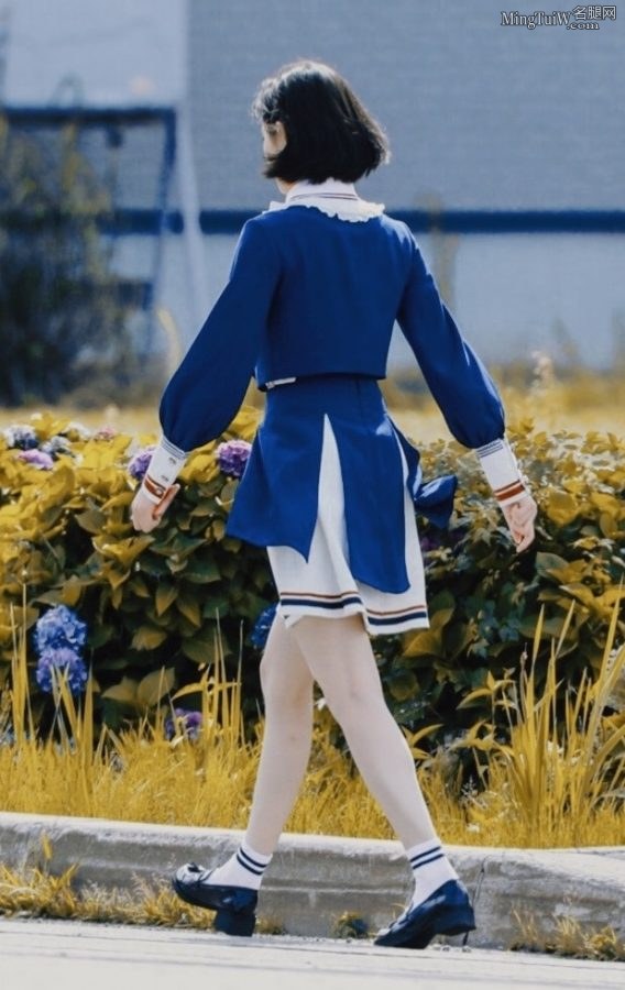 许佳琪穿校服戴红领巾展示白皙玉腿(9/10)