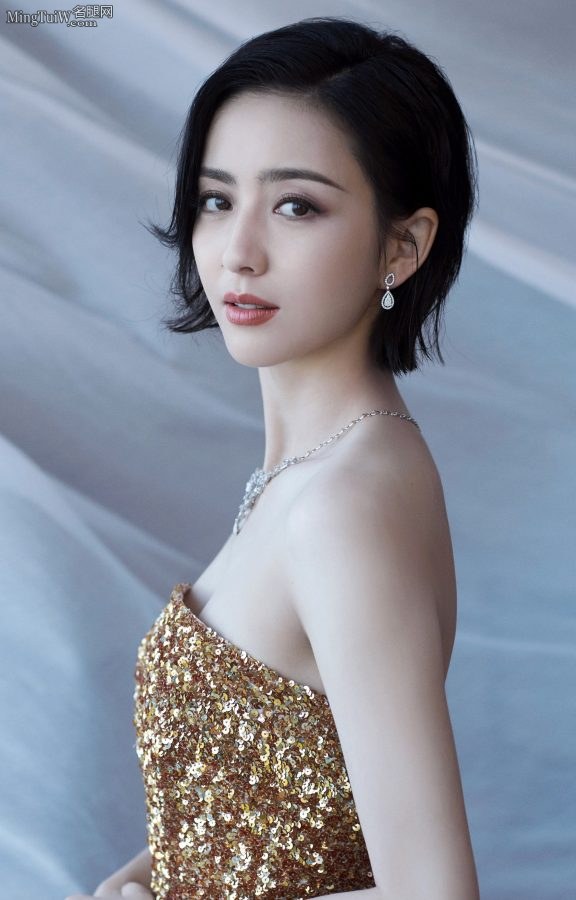 身材纤瘦的女星佟丽娅穿低胸裙露肩秀胸很有精神(4/10)