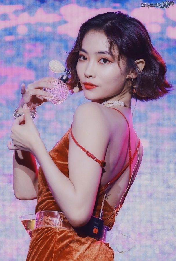 许佳琪一袭性感露背开叉长裙 玉手长腿美背简直完美(6/7)