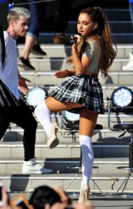 Ariana Grande穿学生制服超短裙高跟筒袜热舞露安全裤（第3张/共12张）