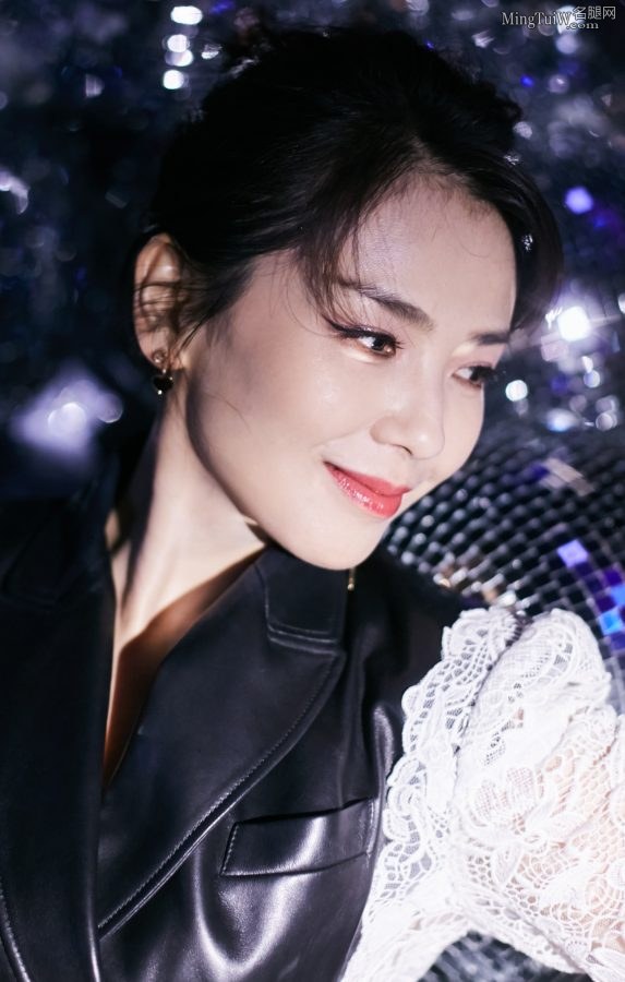 气质御姐明星刘涛穿皮裙 涂红指甲的脚趾可爱迷人(6/9)