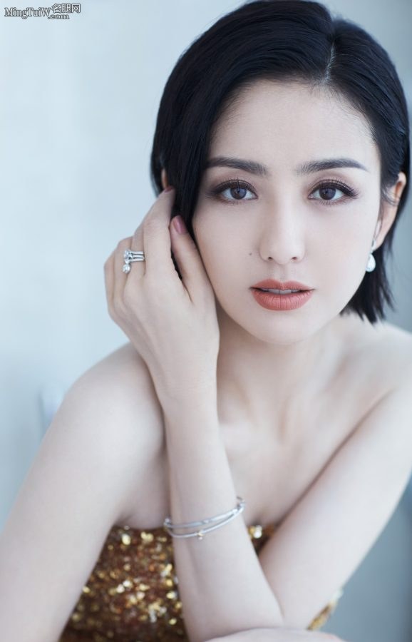 身材纤瘦的女星佟丽娅穿低胸裙露肩秀胸很有精神(8/10)