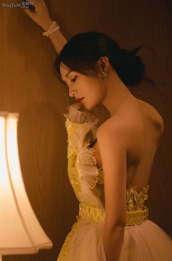 李沁身穿露背裙秀美腿 拍写真照片充满高级感(8/8)