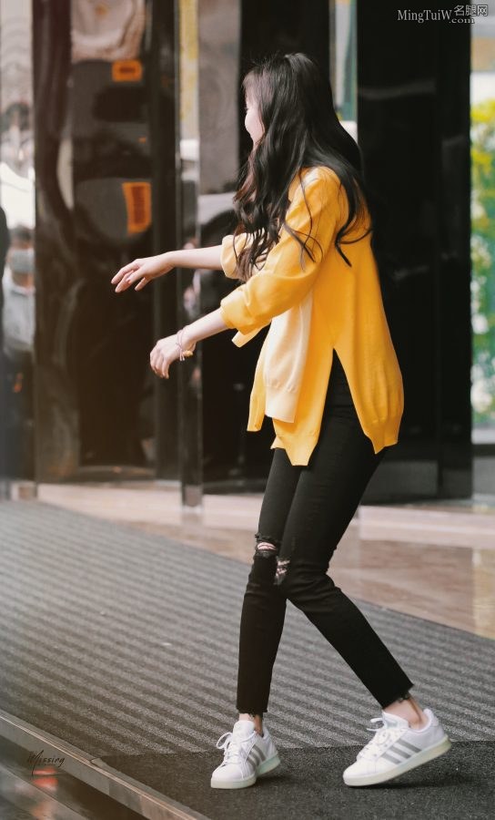 Does anyone like the girly legs wrapped in tight pants by Yang Mi?(3/11)