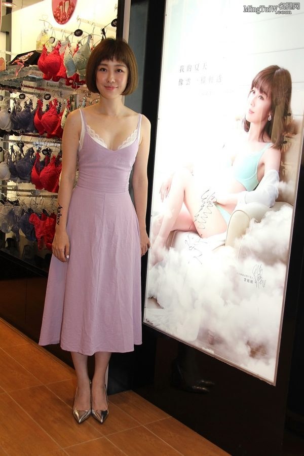 李维维穿低胸紫裙踩高跟鞋代言内衣品牌（第12张/共14张）