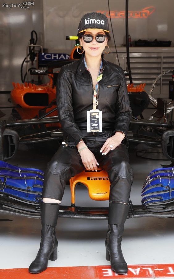 帅酷成熟的女明星刘嘉玲穿皮衣皮靴和F1赛车合影(1/2)