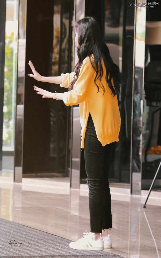 小姐姐杨幂紧身裤子包裹的少女腿有人喜欢吗?(4/11)
