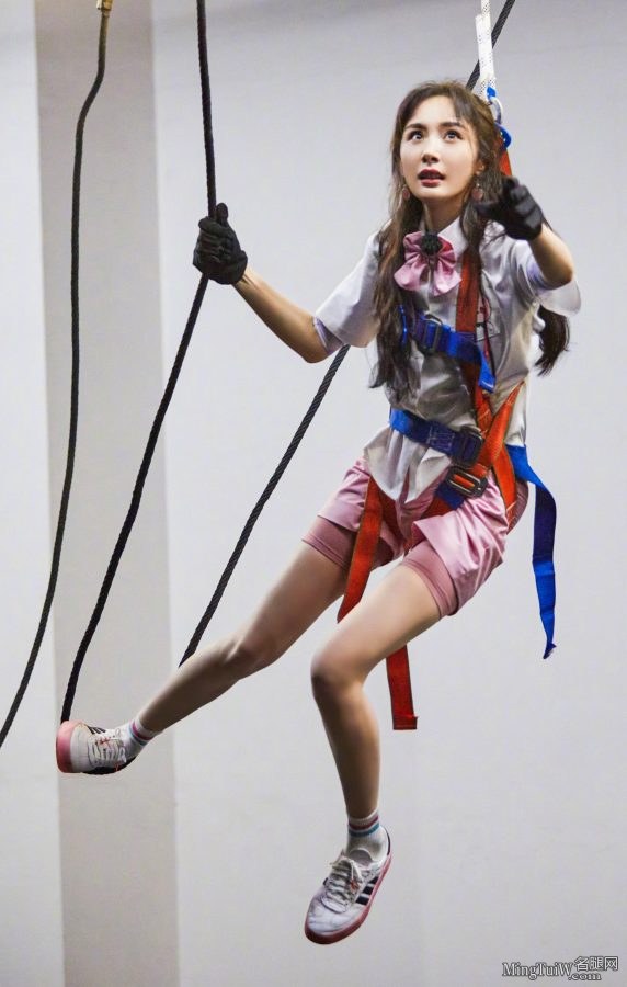 今天粉色清纯可爱的少女幂 纤细的美腿穿了棉袜运动鞋(10/13)