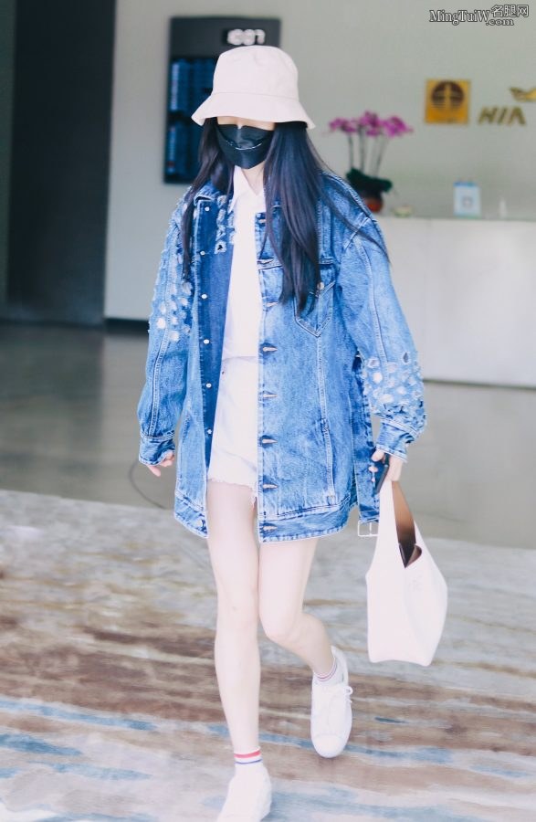 Yang Mi was wrapped very tightly when going out, but her slender white legs were still fully exposed.(7/18)