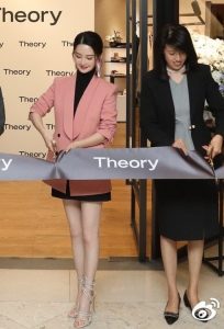 李沁身着粉色西装小黑裙长腿美足惊艳