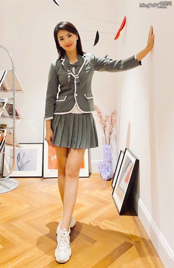 刘涛穿短裙学生服露美腿扮嫩(2/6)