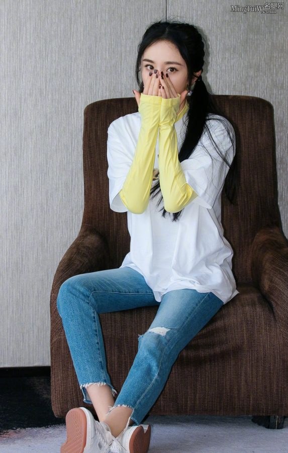 来看看杨幂的蓝色紧身牛仔裤 这双美腿真的太瘦了(2/7)