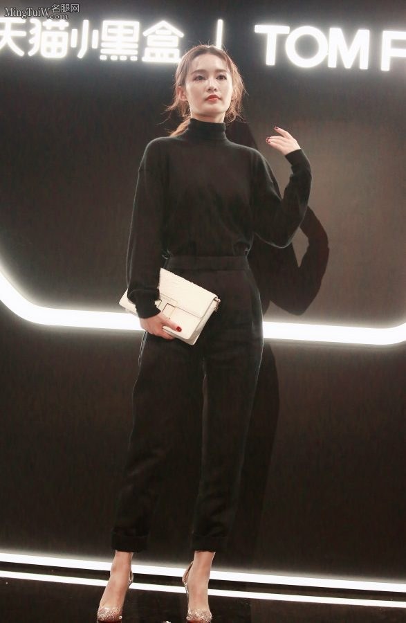 Li Qin steps on sexy pointed toes and hates the sky to accompany you to the end.(15/18)
