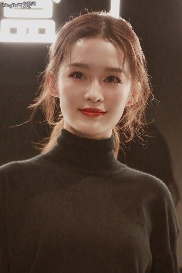 李沁脚踩性感尖头恨天高陪你冷酷到底(16/18)