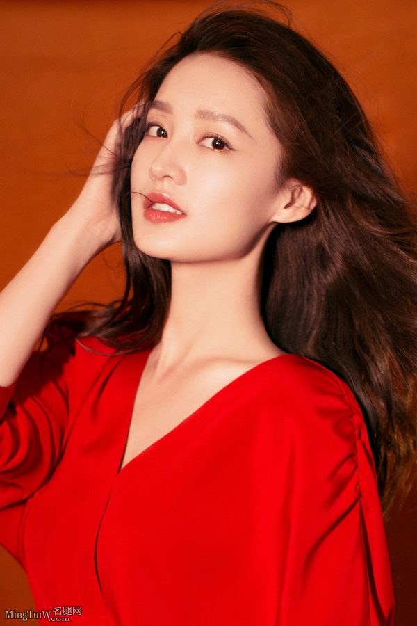 婉如精灵般的女孩李沁穿红裙玉足踩高跟(4/5)