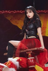 美艳的长发少女程潇高跟长靴露大腿
