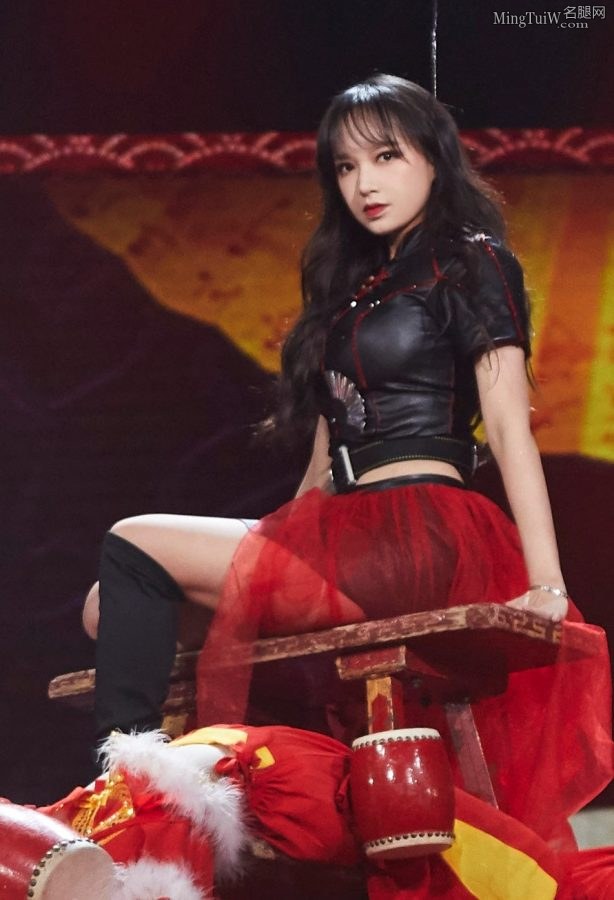 美艳的长发少女程潇高跟长靴露大腿(7/7)