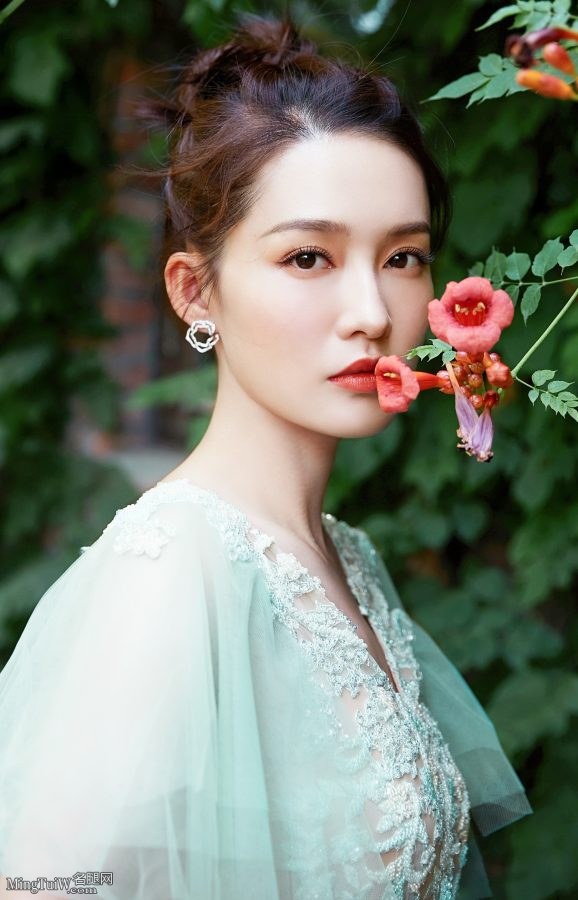 清秀的美女李沁一袭露背绿裙 脚穿露趾厚底高跟鞋(3/5)