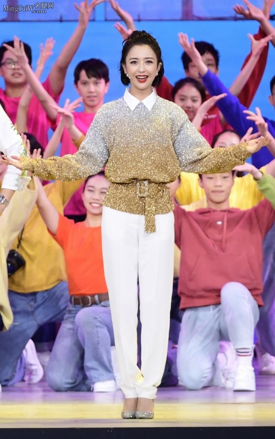 佟丽娅穿高跟鞋上台表演 鞋跟又细又高(7/9)