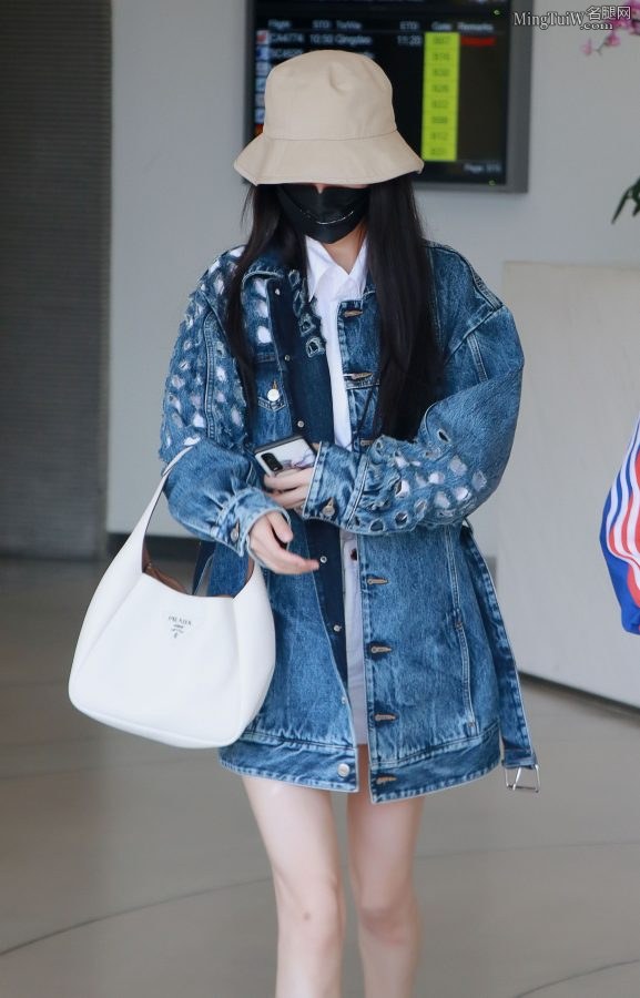 杨幂外出包裹的相当严实 但是她的纤细的白腿还是完全展露了(5/18)