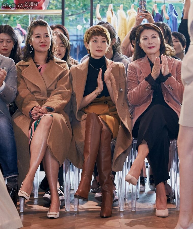 马伊琍腿穿黄色长靴参加时尚活动气场十足(3/5)