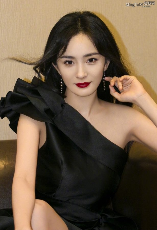 杨幂脚穿性感JC高跟出席第十代索纳塔发布会 上场前坐在沙发里夹腿拍照(5/14)