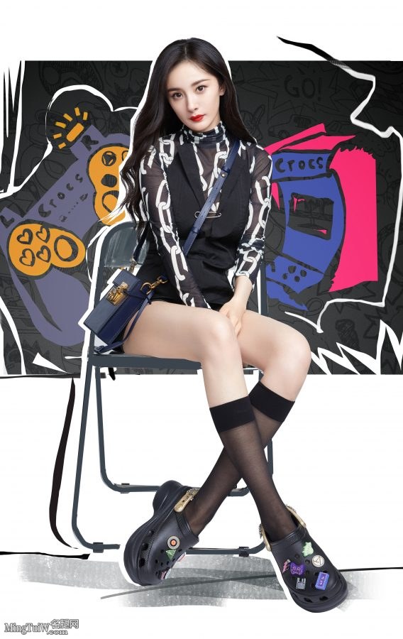 Yang Mi's beautiful long legs are stunning in black short pantyhose(1/9)